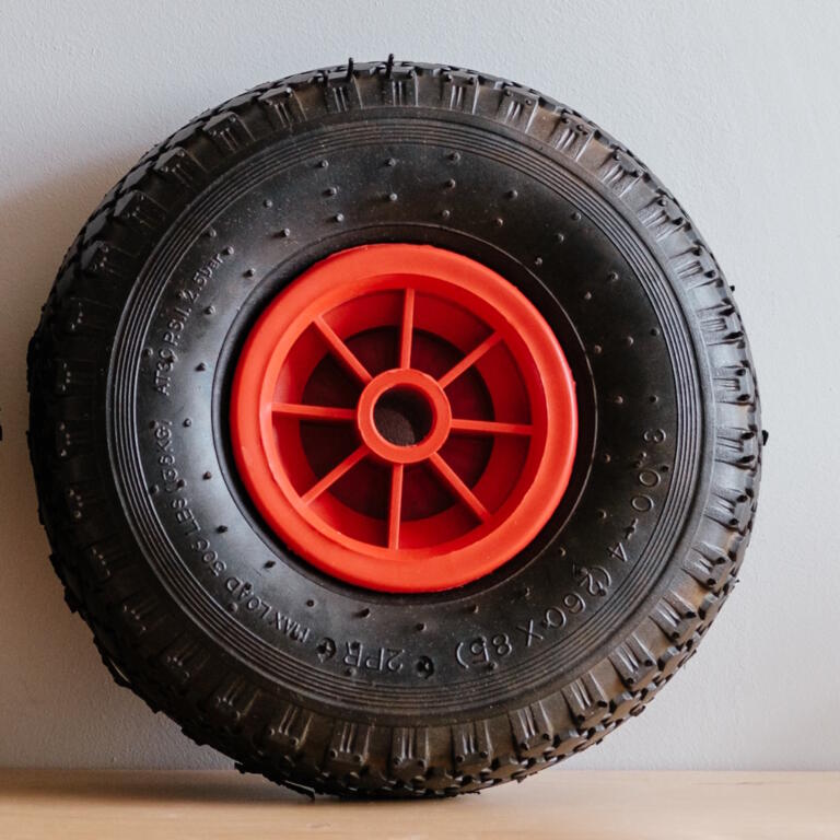 Det er ikke et gokart dæk, men et trillebørsdæk